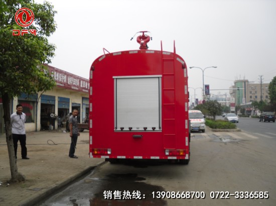 北奔重型消防車后面